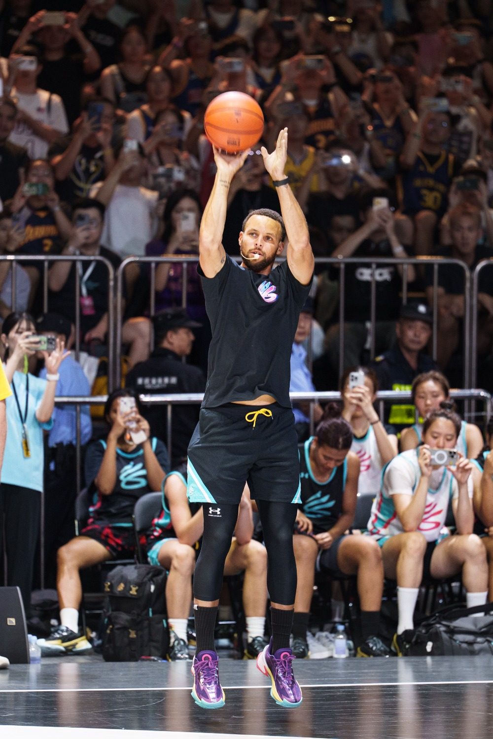 展馆内, 扣再次引发, 技痒 展馆内, 扣再次引发, 技痒