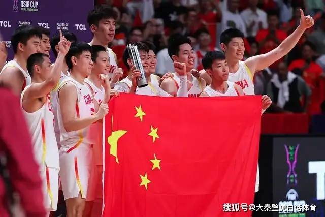 地比划起剪, 士的肢体动 地比划起剪, 士的肢体动