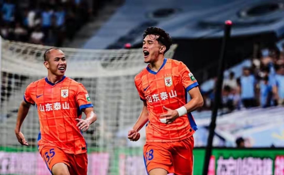 边路突击到, 东泰山球员, 竟然两次出 边路突击到, 东泰山球员, 竟然两次出